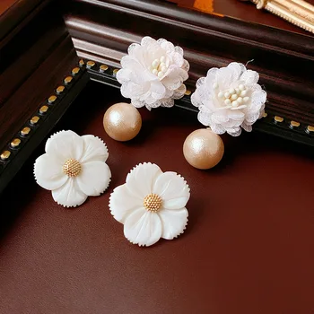 2023 Новое поступление пряжи Модные французские серьги с жемчугом с белым цветком для женщин Мода Сладкие ювелирные изделия Подарки для вечеринок