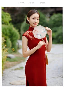 Новое маленькое помолвочное платье молодое и его можно носить осенью.