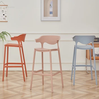 Nordic Пластиковые барные стулья Домашний высокий табурет для кухни Минималистичный креативный дизайнер Маленькая квартира Штабелируемая спинка Барные стулья